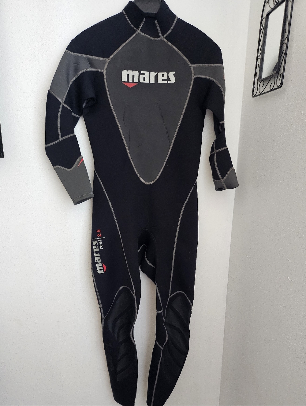 Mares Black Wetsuit with Gray Stitching NWT. Unisex M. 2.5 MM Retail $189